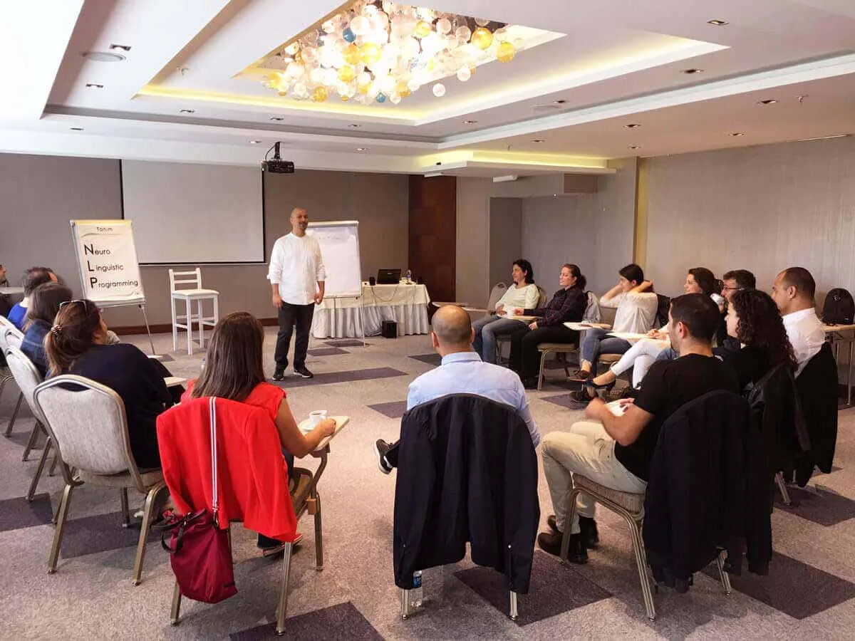 NLP eğitimi atölyesinde eğitmen ve katılımcılar